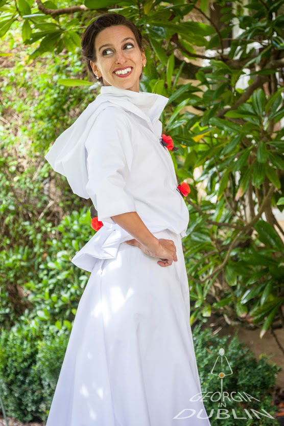 Model wearing GinD ensemble imperméable pour protéger sa robe de mariée